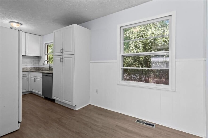 Building Photo - 2560 Walton Way SW