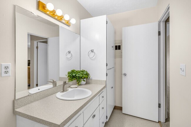 Building Photo - Downtown Anchorage One Bedroom One Bath (203)