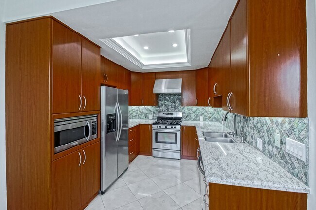 Building Photo - NICELY REMODELED, 2BR2.5BA, 1700 SQ FT CON...