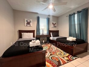 Building Photo - 521 SE 14th Terrace