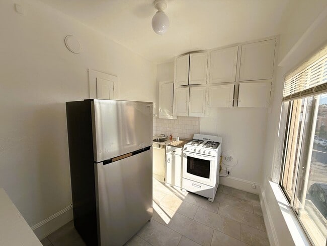 Building Photo - 464 41st St