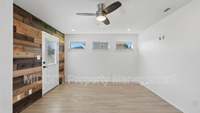 Building Photo - 1198 Green Hill Dr