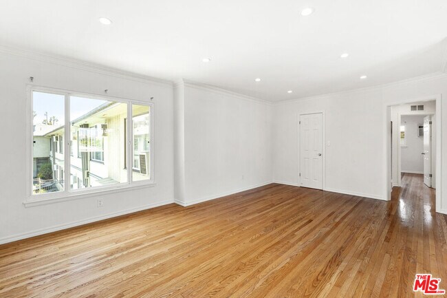 Building Photo - 1235 N Harper Ave