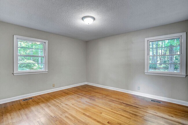 Building Photo - AVAILABLE NOW!! 4 bedroom Brick Ranch Style Home