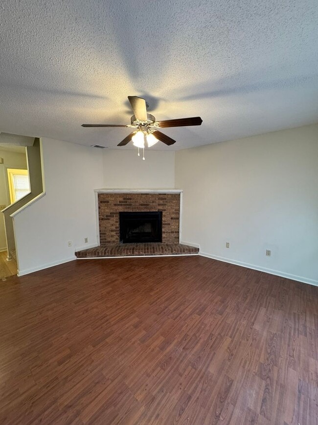 Building Photo - 201 Westbrooke Court #5 (Westbrooke Townhomes)