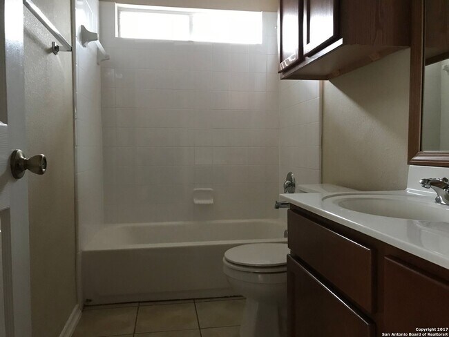 Building Photo - Large 4 bedroom / 2.5 bathroom home in Alamo Ranch