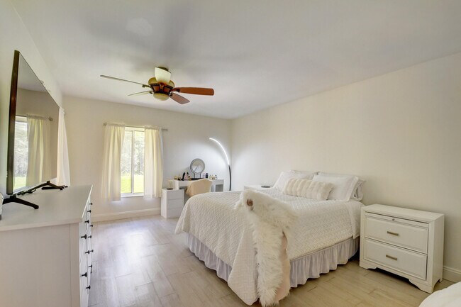 Building Photo - 4666 Fountains Dr S