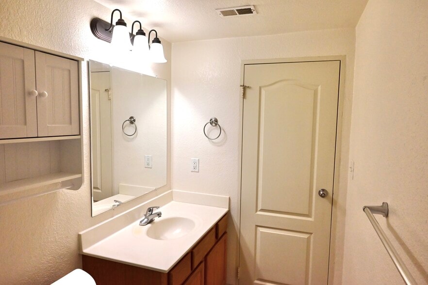 Building Photo - 400 Grandview Ct