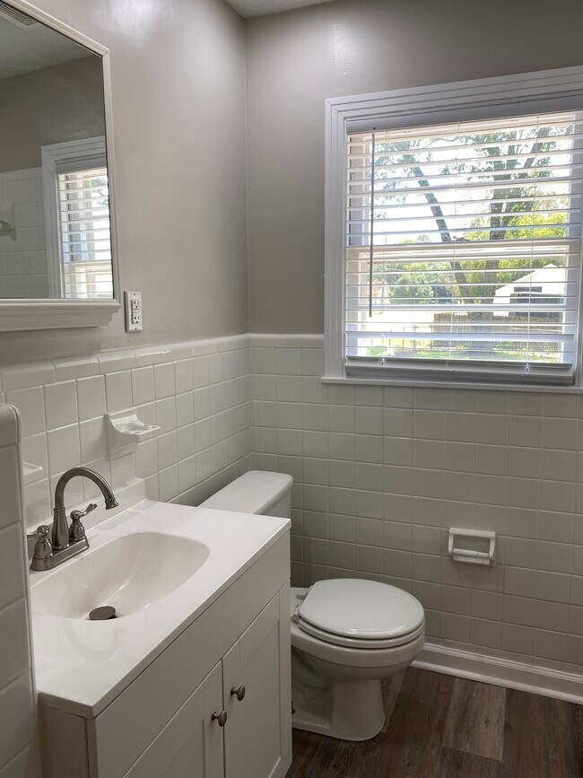 Building Photo - 1622 McCullough Ave NE