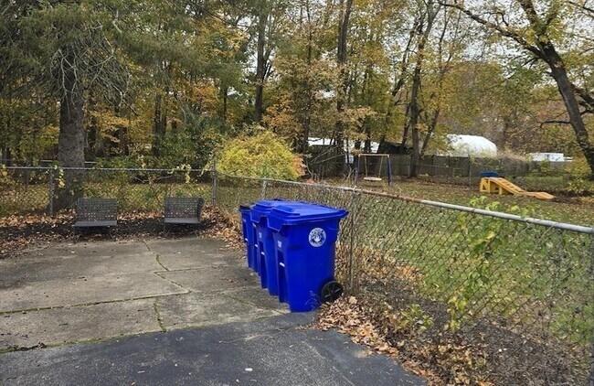 Building Photo - 195 Plymouth St