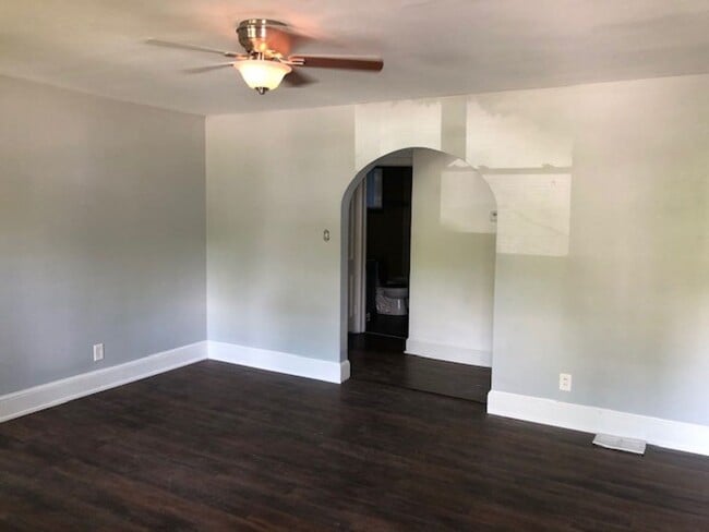 Building Photo - 4 BEDROOM/ 1.5 BATH READY THIS JULY!