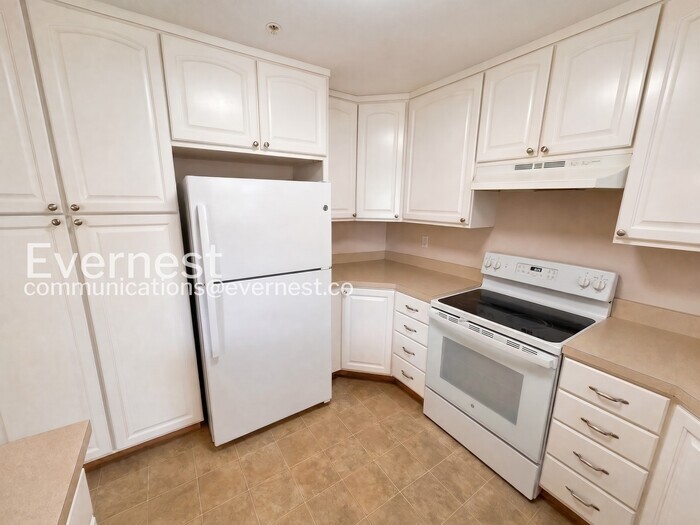 Building Photo - 701 Vineland Ct