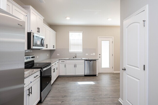 Building Photo - BEAUTIFUL 3BD/2.5BTH Townhome - MALLARD CREEK