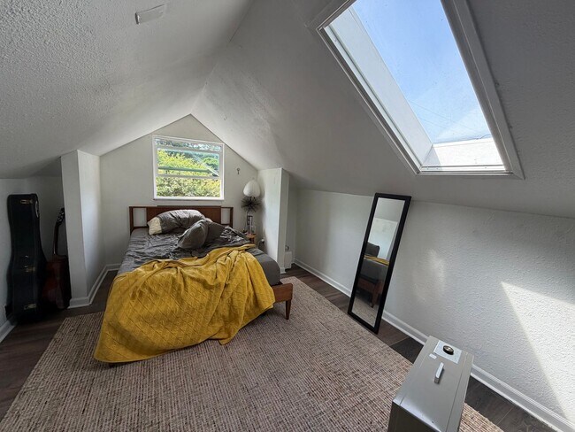 Building Photo - Charming 1,100 Sq Ft 2BR Home in South Park - Prime Seattle Location - Washer/Dryer in Unit!