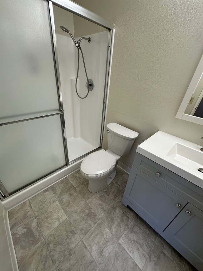 Building Photo - Townhouse 2 bedroom, 2.5 bath, washer/drye...