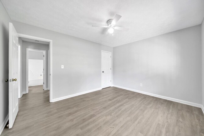 Building Photo - 608 Wood Ridge Dr