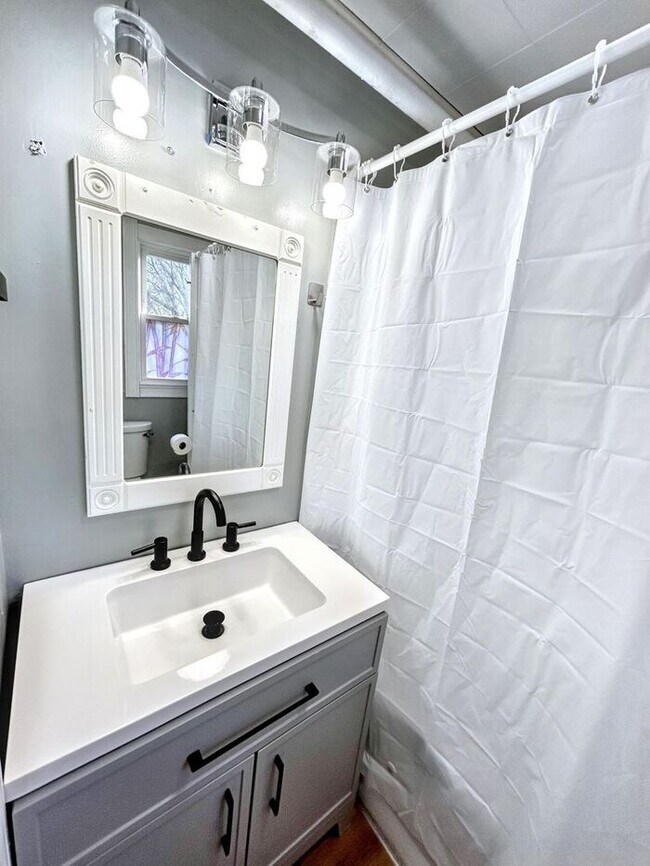Building Photo - Charming 3-Bedroom Home – Spacious & Conve...