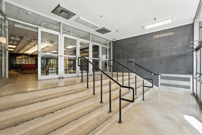 Building Photo - 517 Gold Ave SW