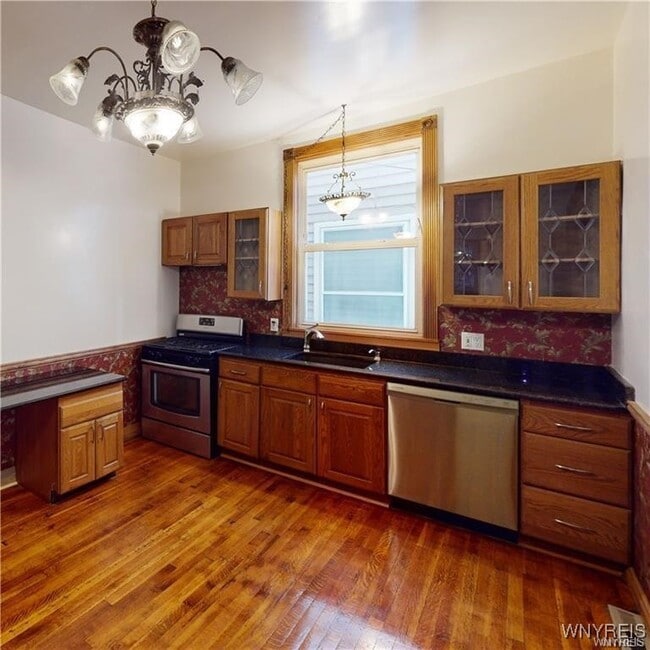 Building Photo - 558 Breckenridge St