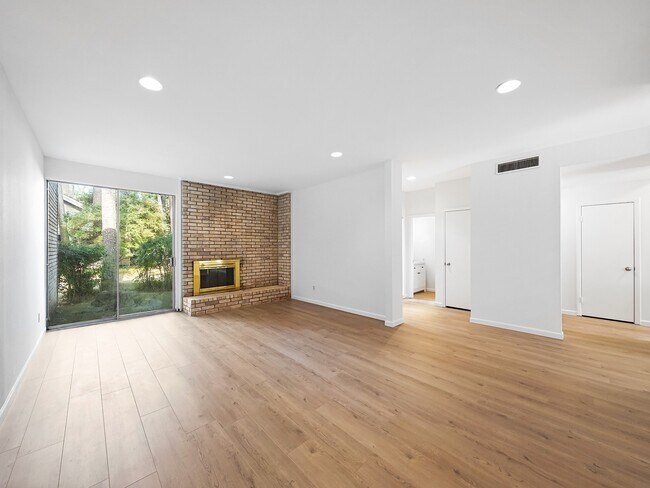 Building Photo - 2139 Lake Village Dr