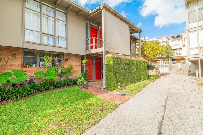 Building Photo - 5246 Memorial Dr