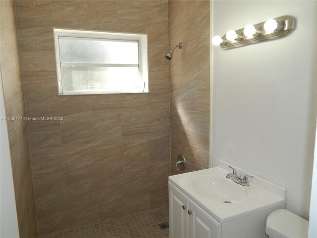 Building Photo - 7800 SW 69th Ave