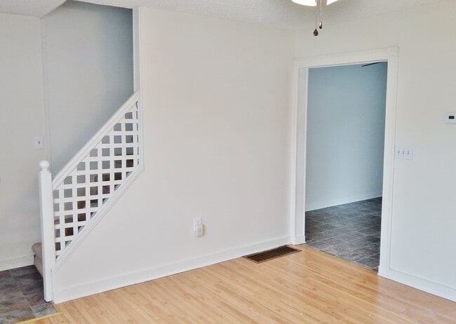 Building Photo - 2 Bed / 1 Bath Townhome