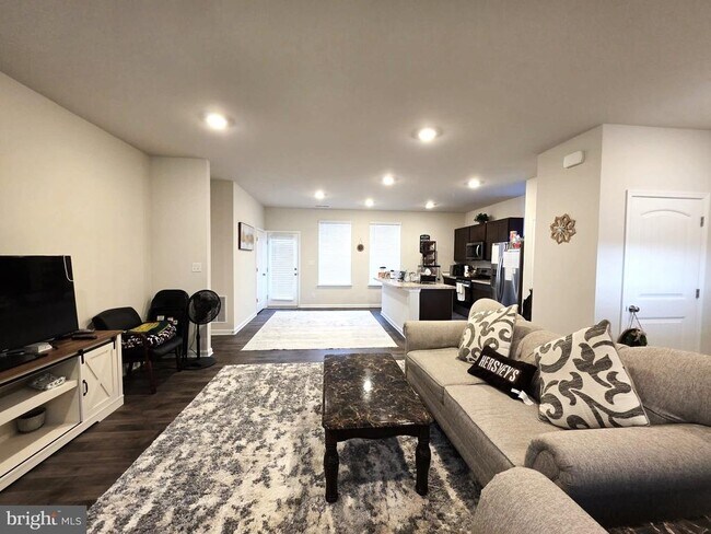 Building Photo - 407 Stream Valley Ct