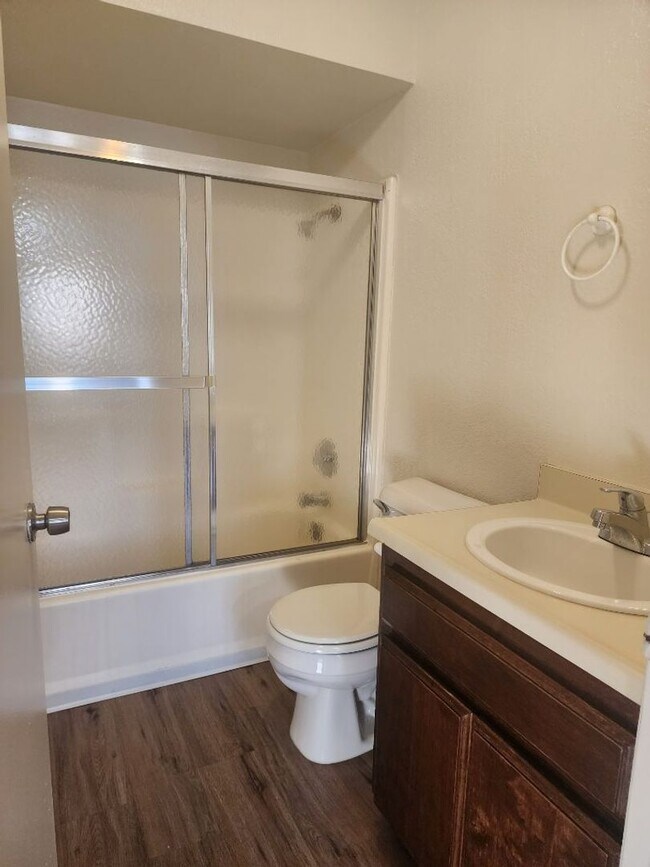 Building Photo - 2323 Chester Ln