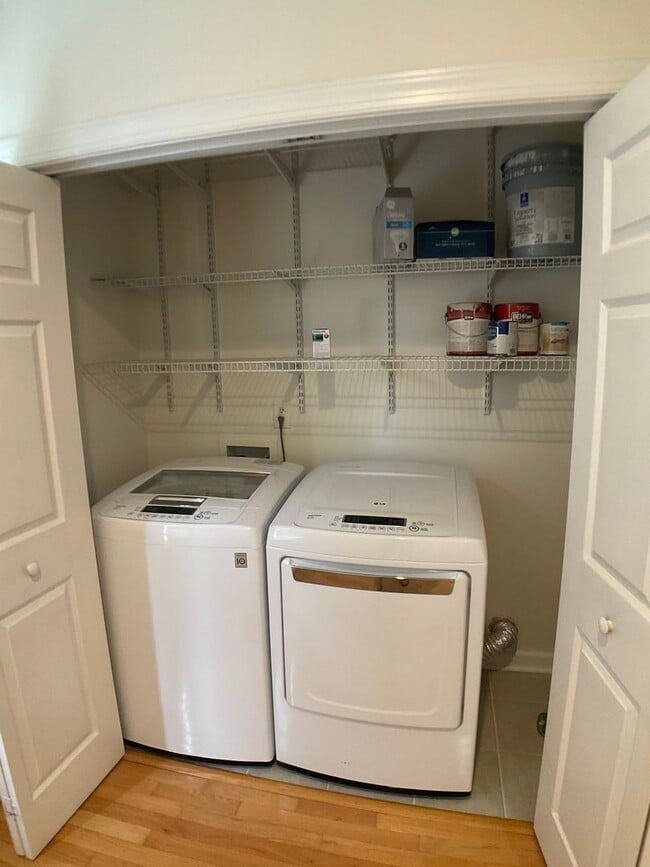 Building Photo - Gorgeous Condo in the heart of Chapel Hill