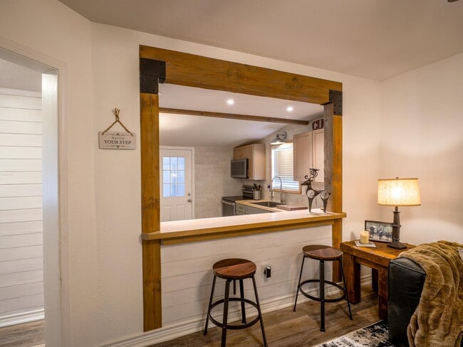 Building Photo - 103 N Ave Q