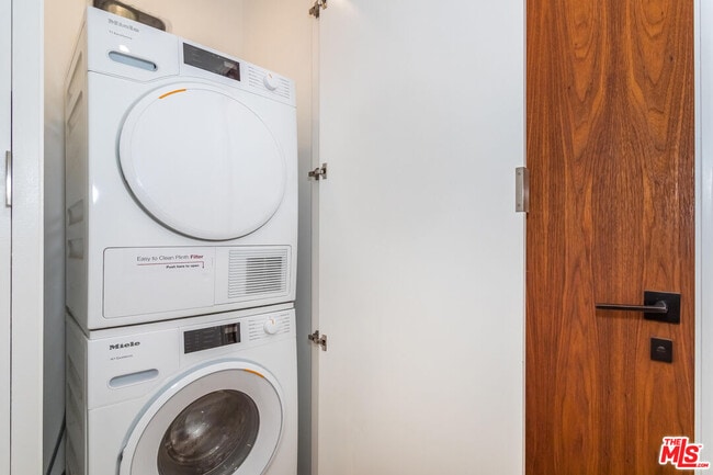 Building Photo - 906 Benton Wy