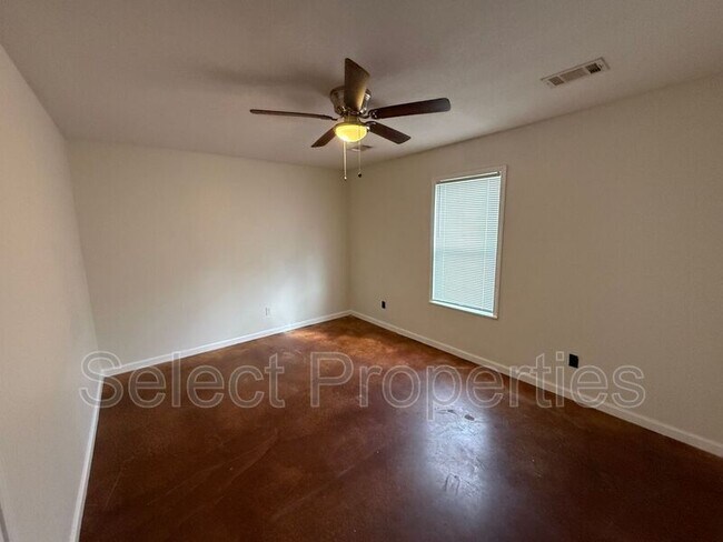 Building Photo - 636 W Oak Ave