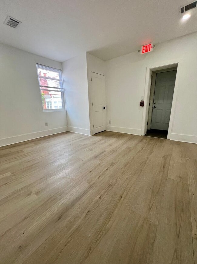 Building Photo - Newly Renovated 1-Bedroom Apartment! Avail...