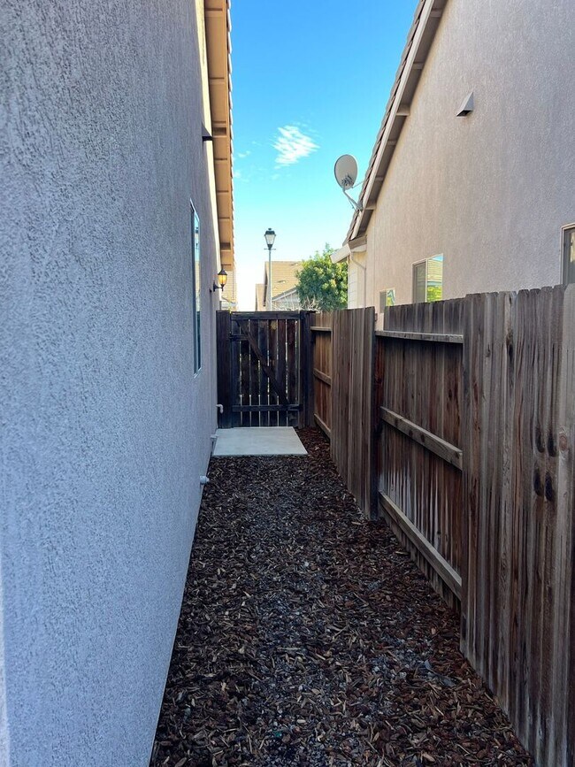 Building Photo - 5536 Summer Land Dr