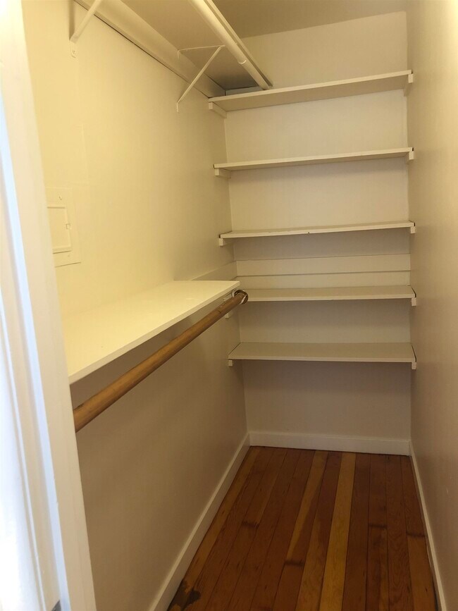 Building Photo - 627 Rose Ave