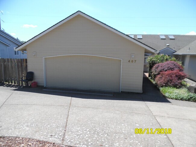 Primary Photo - 467 NW Meadows Dr
