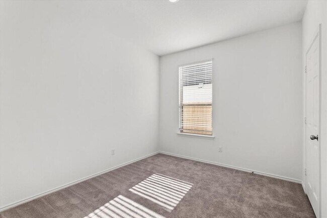 Building Photo - 1525 W Kerr Pass