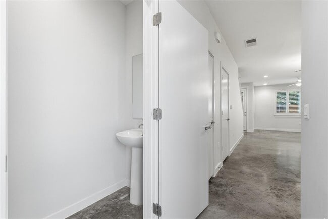 Building Photo - 801 N Bluff Dr