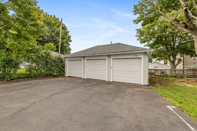 Building Photo - 279 Linwood St
