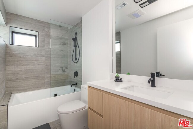 Building Photo - 1318 1/2 N Vista St