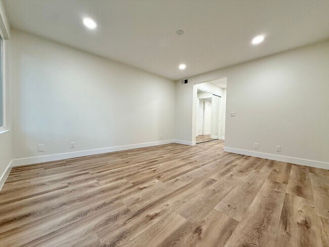 Building Photo - Spacious 5-Bedroom, 2-Bath Retreat in Quie...