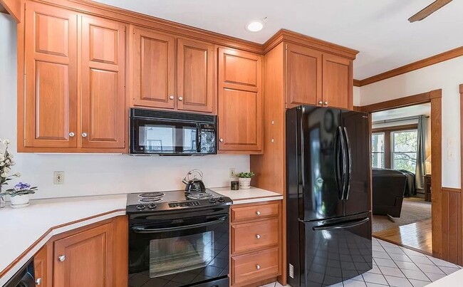 Building Photo - Spacious 4-Bedroom Home with Sunroom, Garage & Private Driveway!