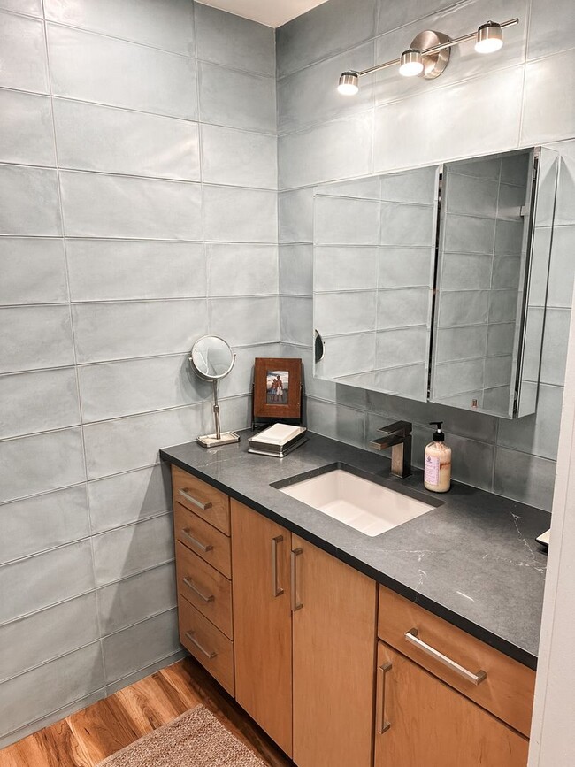 Building Photo - Lovely furnished 3 bedroom 2 bath home in ...