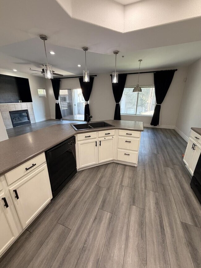 Building Photo - 7401 W Arrowhead Clubhouse Dr
