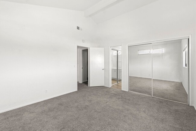 Building Photo - 130 E 21st St