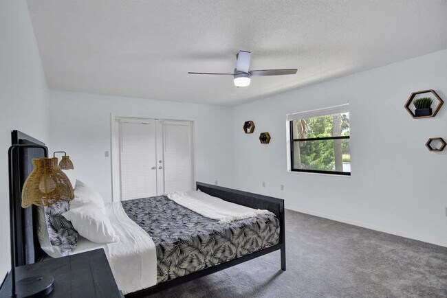 Building Photo - 1045 N Cres Dr