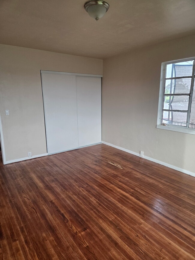 Building Photo - 904 33rd St