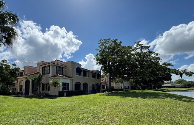 Building Photo - 573 Racquet Club Rd