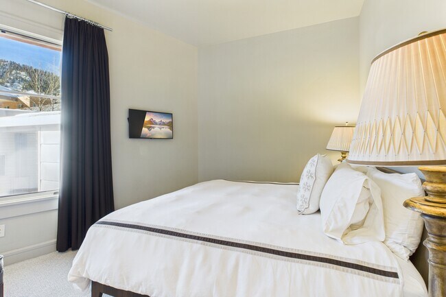 Building Photo - 501 Rio Grande Pl